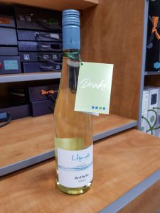 Design einer Empfehlungskarte für eine Flasche als Giveaway